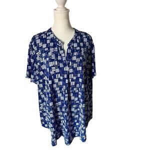 Women’s Blue and White Short Sleeve Comfortable Top. Size 22/24W.